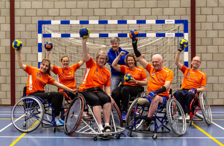 Een rolstoelhandbal team