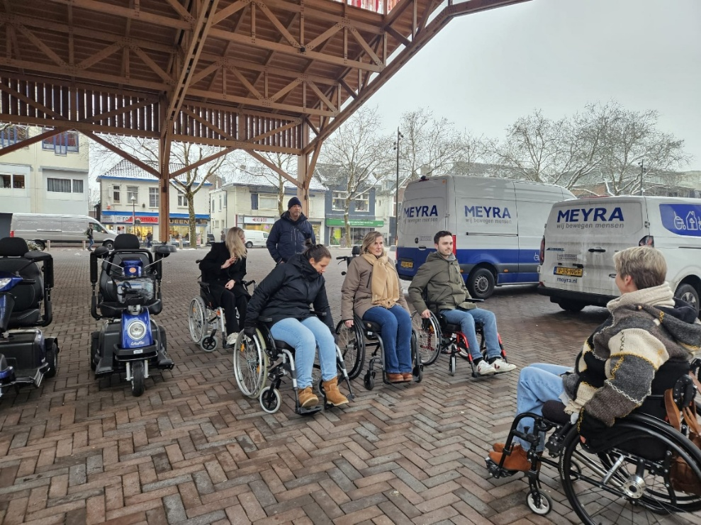 Mensen in een rolstoel op een plein