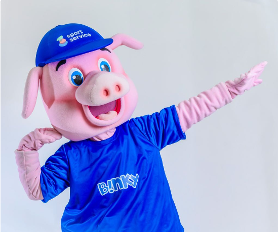 De varken mascotte Binky die poseert