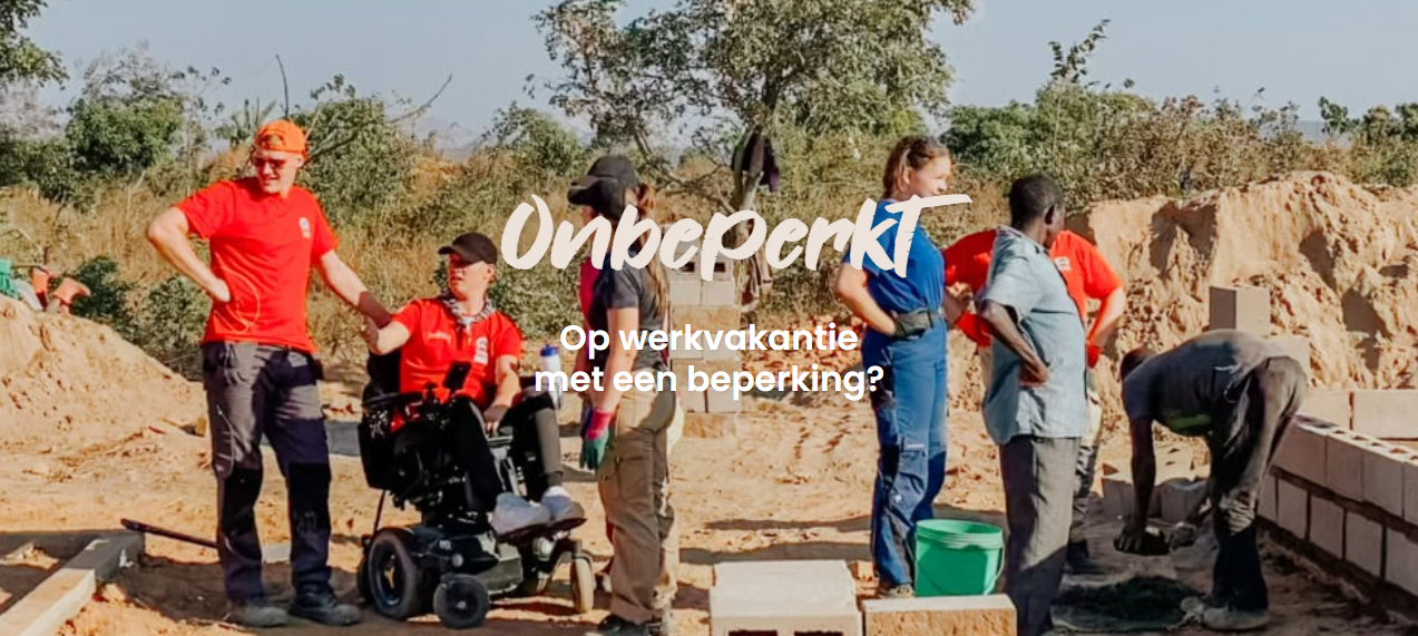 Mensen bij een veld met sand met de tekst "Op werkvakantie met een beperking?" in het midden