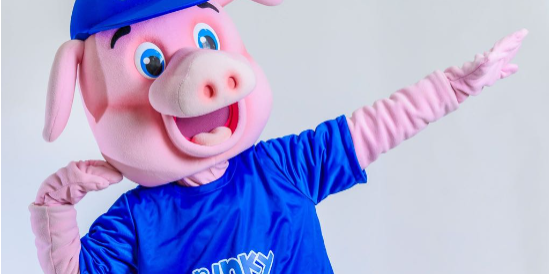 De varken mascotte Binky die poseert