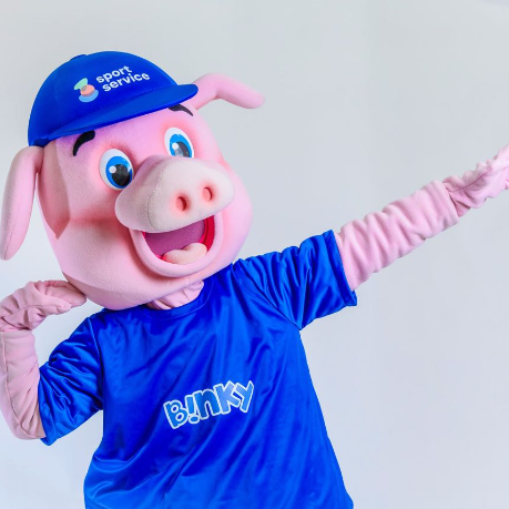 De varken mascotte Binky die poseert