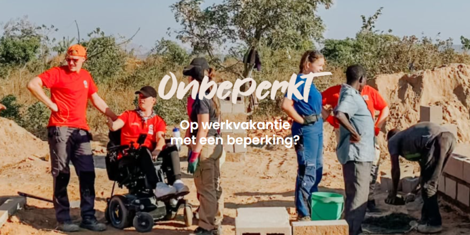Mensen bij een veld met sand met de tekst "Op werkvakantie met een beperking?" in het midden