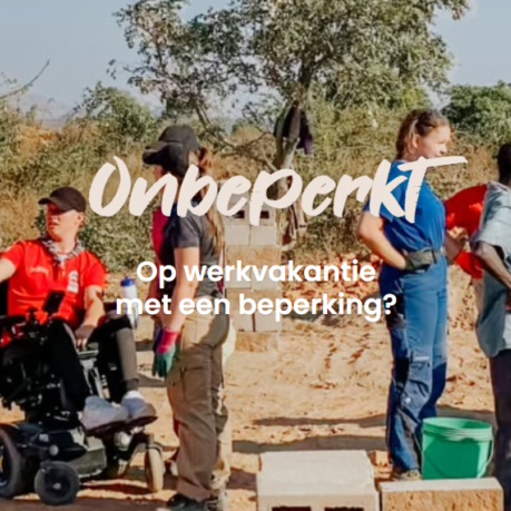 Mensen bij een veld met sand met de tekst "Op werkvakantie met een beperking?" in het midden