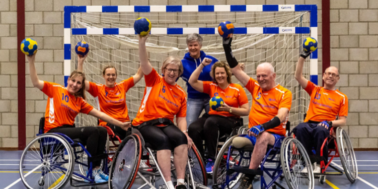 Een rolstoelhandbal team
