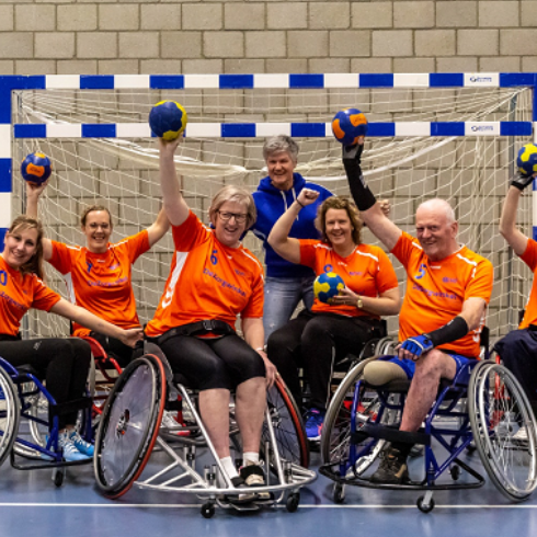 Een rolstoelhandbal team