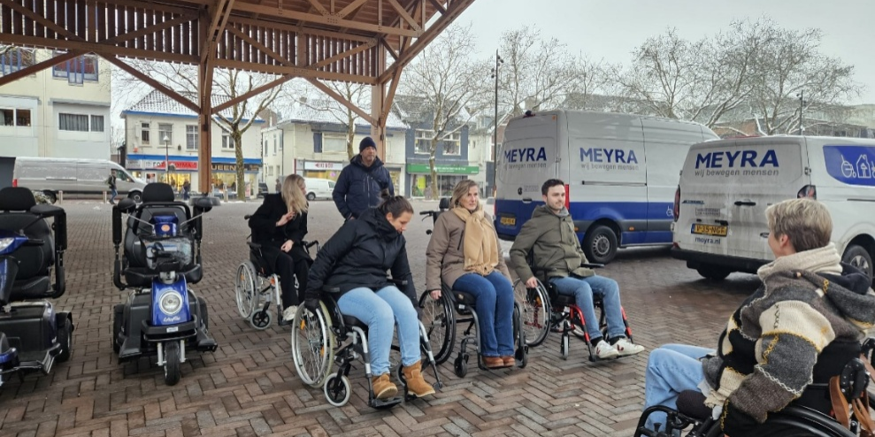 Mensen in een rolstoel op een plein